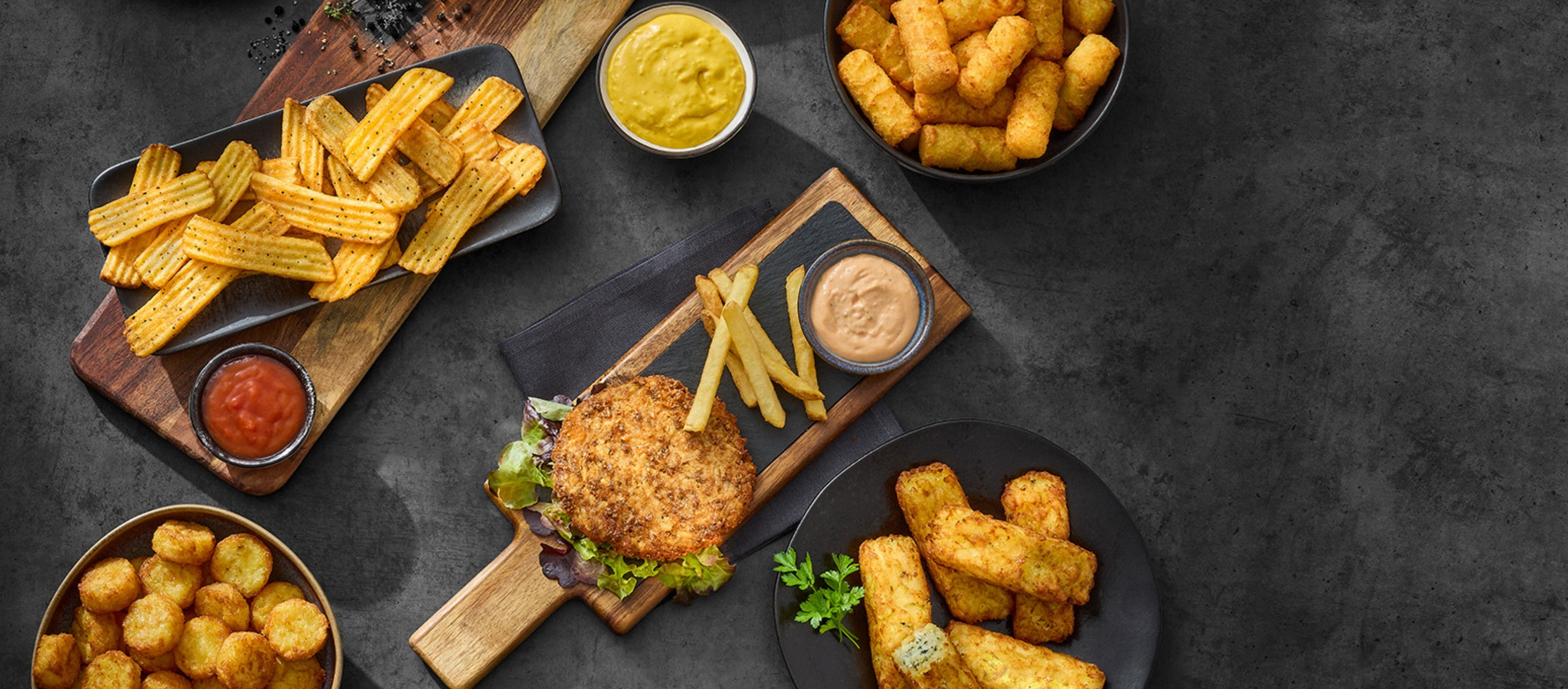 pommes, black pepper waves, kroketten, roesti, potato burger, tisch